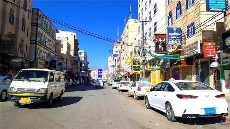 سياسي سعودي يقدم مقترحًا لوزير يمني بشأن إنشاء "الحي السعودي" في صنعاء
