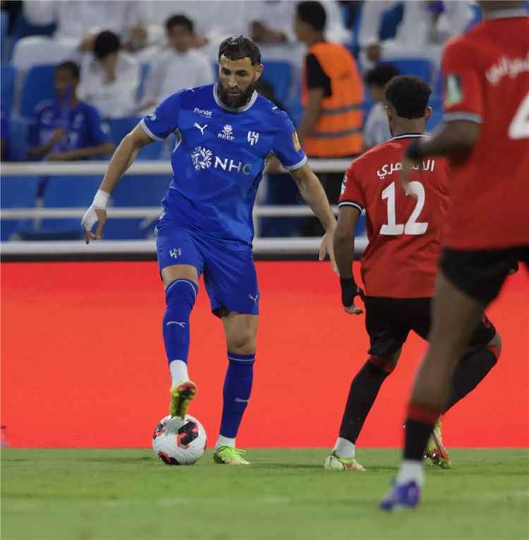 بنزيمة والهلال... مفاوضات ساخنة و«انفصال بالتراضي»