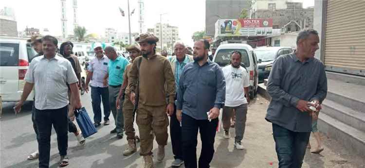 مدير عام المنصورة يشرف ميدانياً على حملة النظافة وإزالة العوائق في شارع القطيبي"شارع السجن سابقاً"