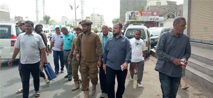 مدير عام المنصورة يشرف ميدانيًا على حملة للنظافة وإزالة العوائق في شارع القطيبي