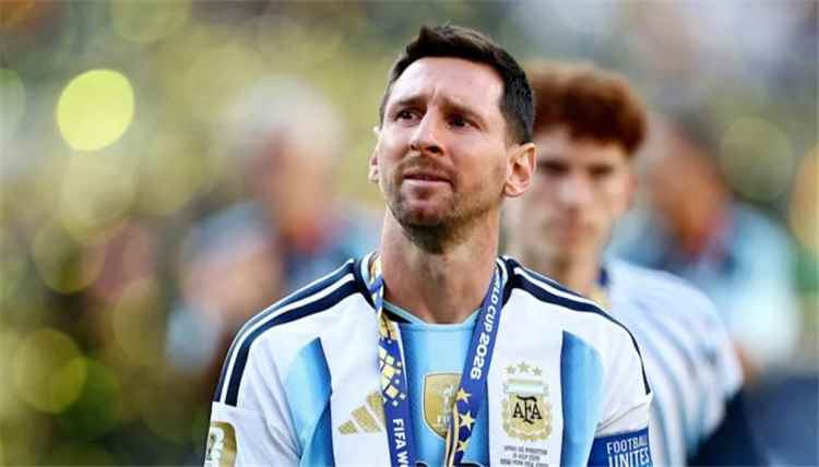 اعتزال ميسي.. قصة قرار منح «البرغوث» 4 ألقاب