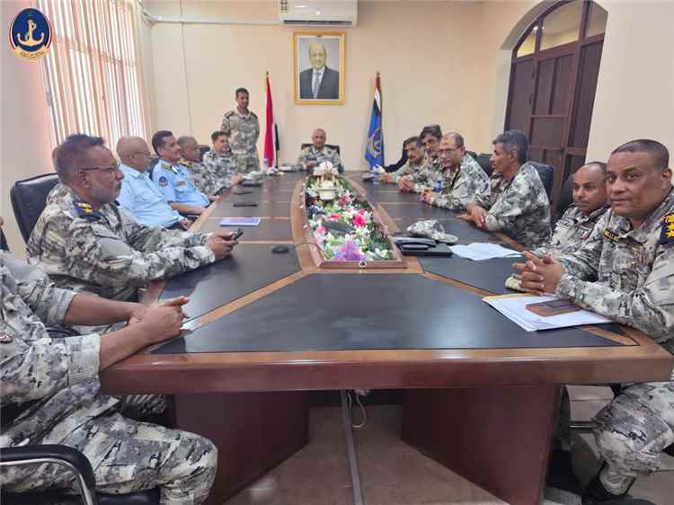 رئيس مصلحة خفر السواحل اليمنية يجتمع بقيادات المصلحة ويشدد على رفع الجاهزية والانضباط وتعزيز الأداء