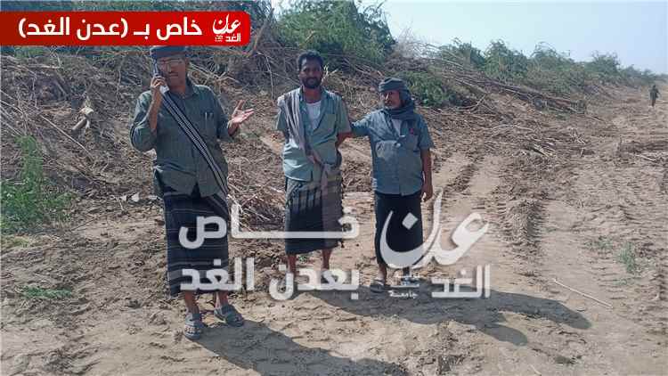 مدير عام أحور يتفقد أعمال إزالة الترسبات والأشجار من قناة فؤاد الرئيسية