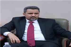 المحافظ الحالمي يعزي الوكيل مختار الشريحي بوفاة والده