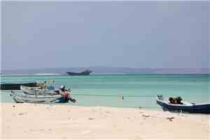 مقتل 6 في استهداف سفينة بالبحر الأحمر وأمريكا تقصف أخرى بخليج عمان