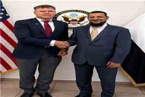 المحافظ شيخ يبحث مع القائم بأعمال السفير الأمريكي الاعتداءات الحوثية على الملاحة والأوضاع في العاصمة عدن