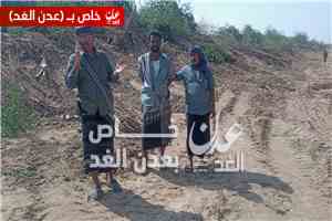 مدير عام أحور يتفقد أعمال إزالة الترسبات والأشجار من قناة فؤاد الرئيسية