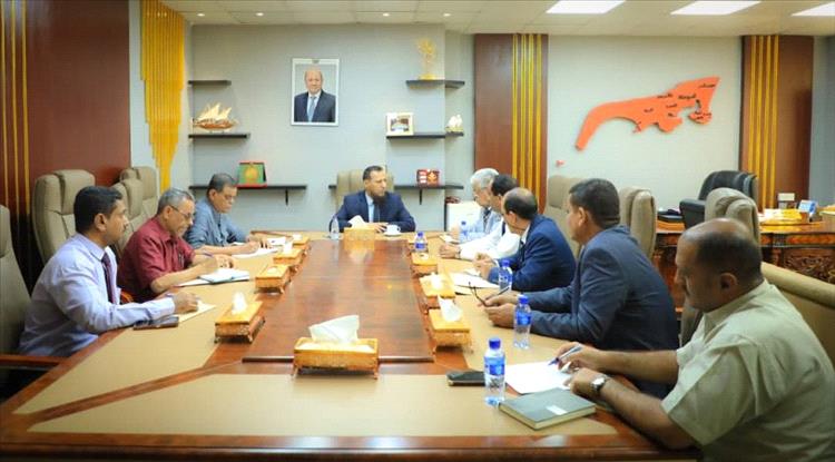 محافظ عدن يناقش أوضاع المتقاعدين والتحديات التي تواجه هيئة التأمينات والمعاشات