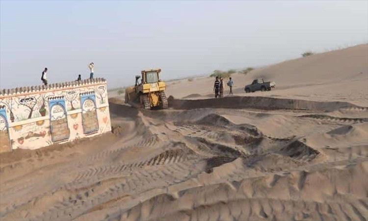 البدء بإزالة الرمال المهددة لمنازل الحيمة الساحلية جنوب الحديدة