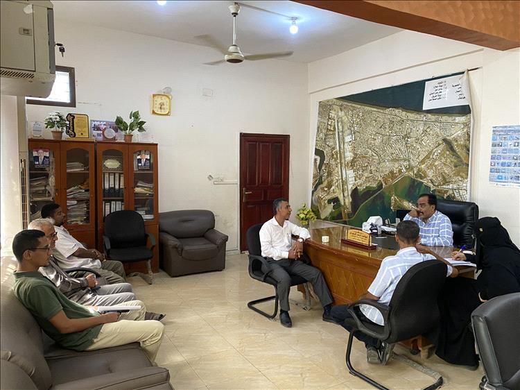 مدير عام خورمكسر يعقد سلسلة اجتماعات لتعزيز الخدمات والاستعداد لشهر رمضان المبارك