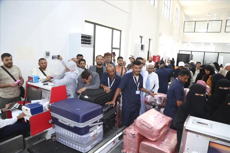 وزارة النقل وهيئة الطيران المدني تدينان تهديدات مليشيا الحوثي لطائرة كانت متجهة إلى مطار المخا