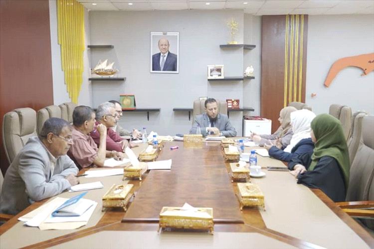 لقاء بعدن يناقش آلية تعزيز التنسيق بين السلطة المحلية واللجنة الوطنية للتحقيق