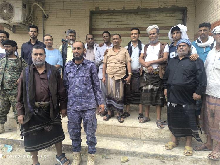 مواطنون يحضرون إلى مقر صحيفة عدن الغد تضامنًا ورفضًا لواقعة الاقتحام