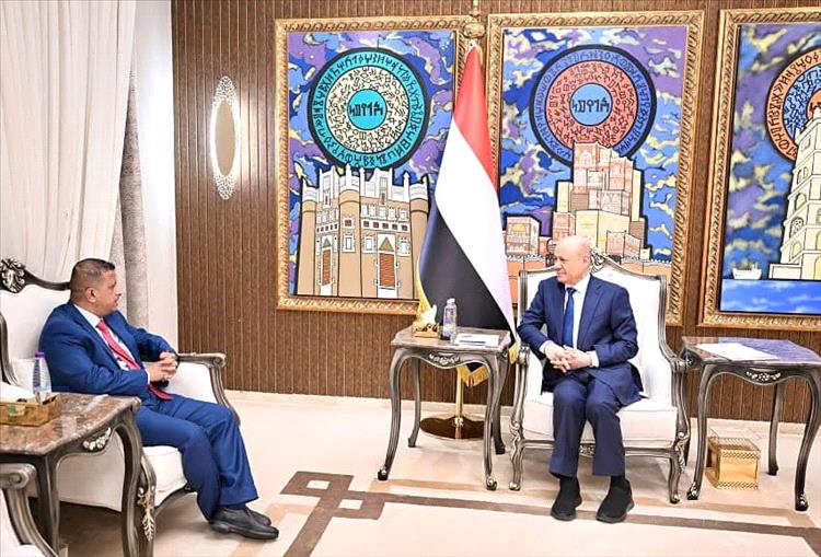 رئيس مجلس القيادة يحذر من استنساخ انتهاكات المليشيات الحوثية بحق الصحفيين والحريات العامة