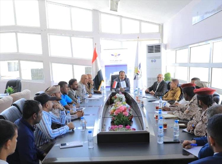 الوكيل العامري يناقش آليات حماية محيط مطار سيئون الدولي من البناء العشوائي