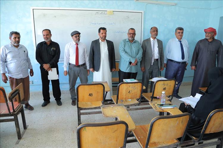 نواب رئيس جامعة المهرة يتفقدون سير الامتحانات النهائية للفصل الدراسي الأول بكلية التعليم عن بعد