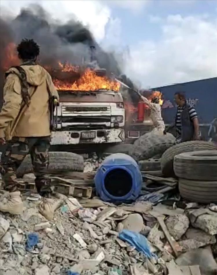 عاجل : اندلاع حريق في محيط  ميناء الحاويات بعدن يلتهم عدداً من الشاحنات