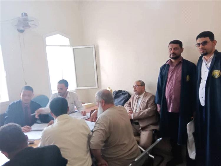 عميد المعهد العالي للقضاء يتفقد الطلبة المتدربين في محكمة الحوطة الابتدائية بمحافظة لحج