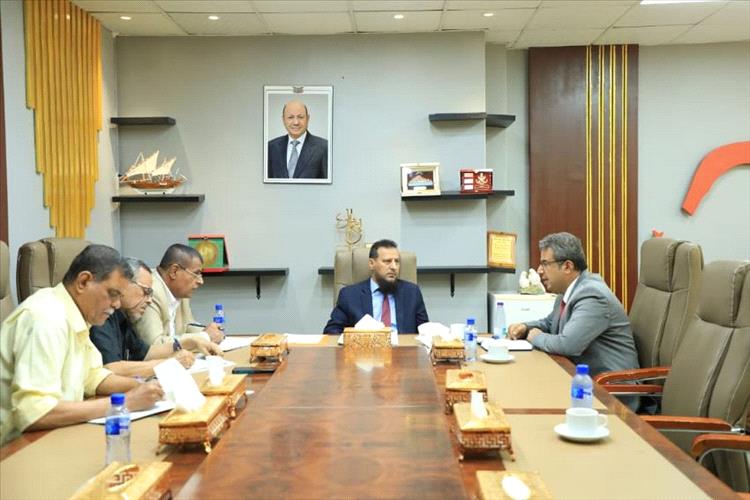 محافظ عدن يناقش دور هيئة المواصفات والمقاييس في ضبط الجودة وحماية المستهلك