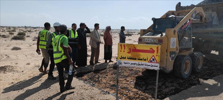 تدشين أعمال صيانة وفرش الطبقة الإسفلتية لمشروع الطريق الفرعي لمدينة رضوم عاصمة المديرية