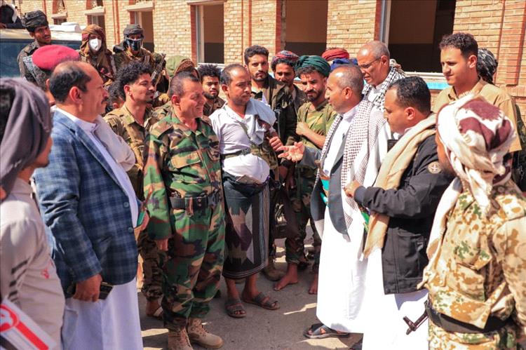 وفد المقاومة الشعبية يتفقد الخطوط الأمامية بجبهة كلابة ومواقع "الحمد" في تعز