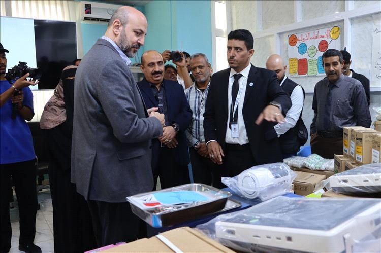 تربية ساحل حضرموت تتسلم أجهزة ومستلزمات طبية لعيادات الصحة المدرسية مقدمة من منظمة رحمة حول العالم