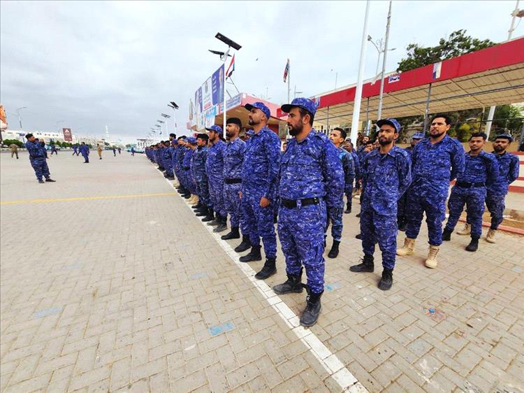 وقفة احتجاجية لمنتسبي الأمن العام في العاصمة المؤقتة عدن للمطالبة بانتظام الرواتب