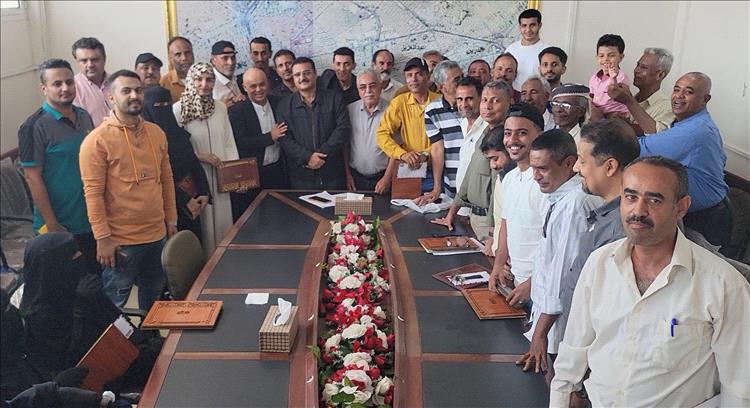 مدير عام المنصورة يكرم كوكبة من الموظفين بمكتب الأشغال العامة والطرق