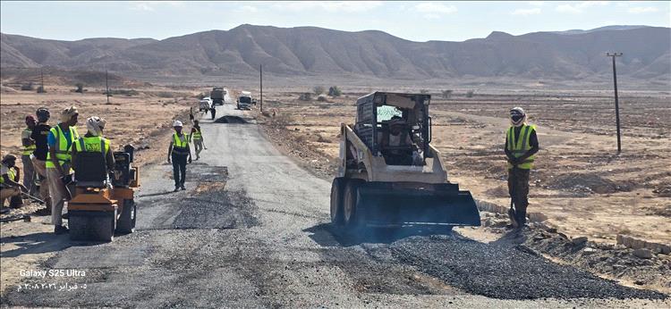 شبوة.. بتمويل من صندوق الطرق إعادة تأهيل وصيانة خط «النشيمة - عين بامعبد» والخط الفرعي لمدينة رضوم