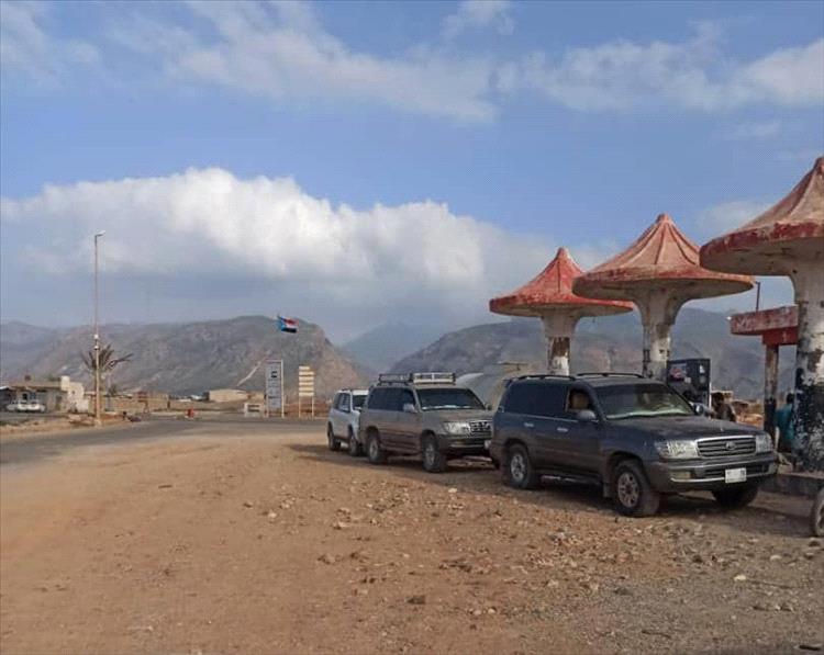 بسعر 25 ألف ريال للدبة.. استمرار بيع البنزين في محطات سقطرى بسلاسة تامة