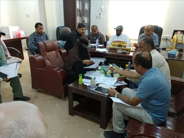 نائب مدير الصحة بالمهرة يستقبل الفريق الوزاري المكلّف بتقييم أداء الكوادر الطبية الأجنبية