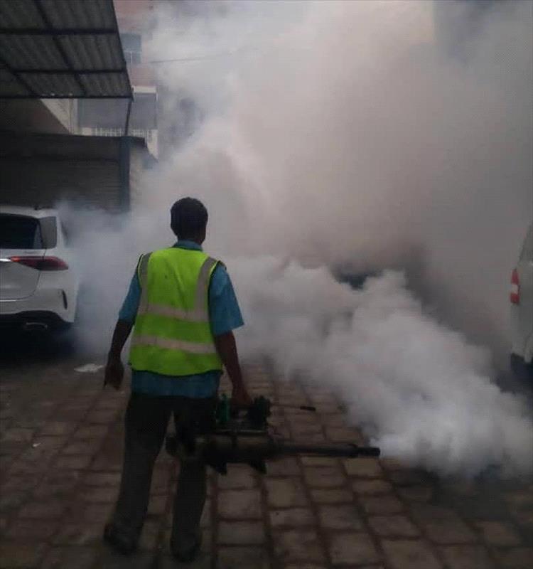 تواصل حملات الرش الضبابي ومكافحة الكلاب الضالة في عدد من أحياء صيرة بعدن