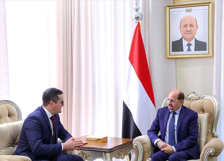 رئيس مجلس الوزراء يستقبل القائم بأعمال السفير الأمريكي لدى اليمن