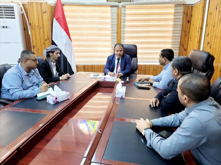 الوكيل العامري يطلع على استعدادات بدء العمل في مشروع المياه بمديرية العبر