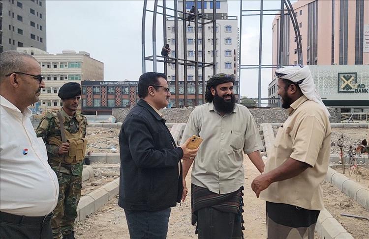 مدير عام المنصورة يتفقد مستوى إنجاز مشروع "إنشاء متنفس مثلث دوار السفينة"