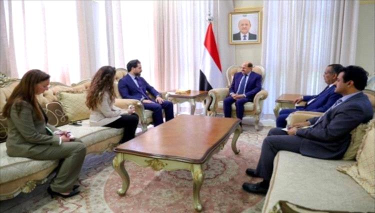 رئيس الوزراء يستعرض مع القائم بأعمال السفير الأمريكي مسارات التعافي الاقتصادي ودعم خطة الاستجابة الإنسانية