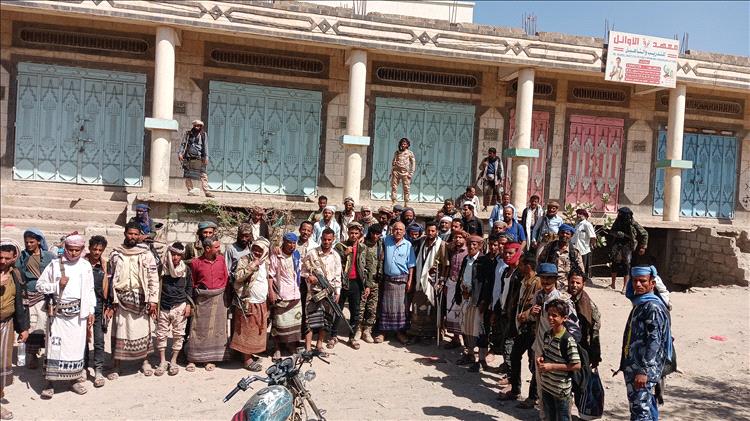 قعطبة: وقفة احتجاجية حاشدة تنديدا بالاعتداء على الشيخ عبدالرقيب الفتاحي وتطالب مدير أمن الضالع بضبط المعتدين