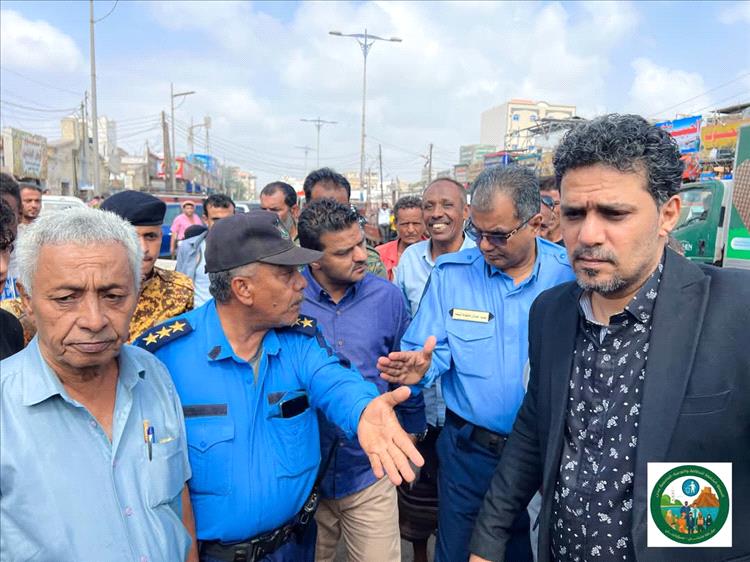 فهيم عُباد يشارك في حملة نظافة بالشيخ عثمان يقودها المدير العام