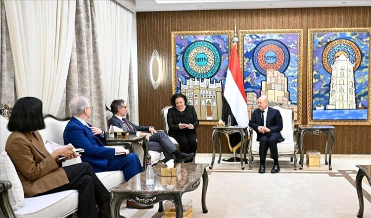 العليمي: توحيد المؤسستين الأمنية والعسكرية أساس الاستقرار وإنجاح السلام