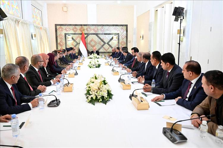 رئيس مجلس القيادة يرأس أول اجتماع للحكومة الجديدة: صناعة النموذج وهزيمة الانقلاب والشراكة مع المملكة أهم أولويات المرحلة