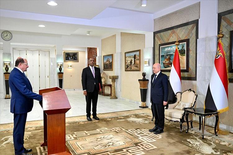 رئيس واعضاء الحكومة يؤدون اليمين الدستورية امام رئيس مجلس القيادة الرئاسي