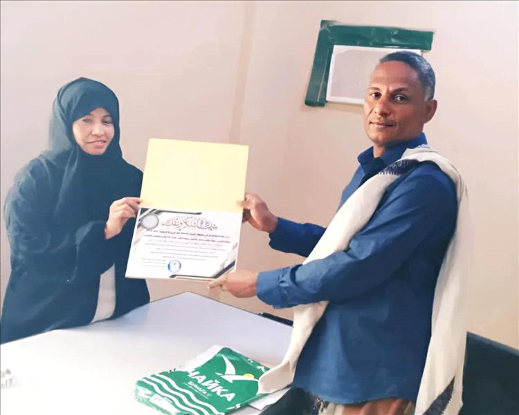 تقديراً لجهودها في مناصرة قضاياهم.. ممثل مهمشي ردفان يُكرم مدير عام مكتب حقوق الإنسان بلحج