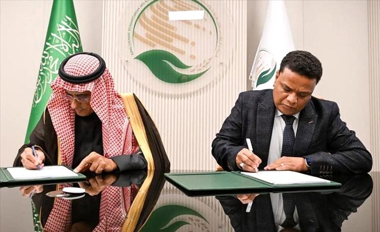 مركز الملك سلمان للإغاثة يوقع اتفاقية لدعم صغار مربي الثروة الحيوانية وإنتاج الغاز الحيوي في سقطرى