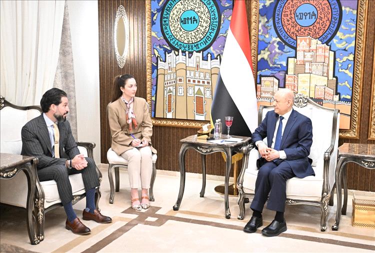 رئيس مجلس القيادة يشيد بالضغوط الامريكية القصوى على المليشيات الحوثية والنظام الايراني