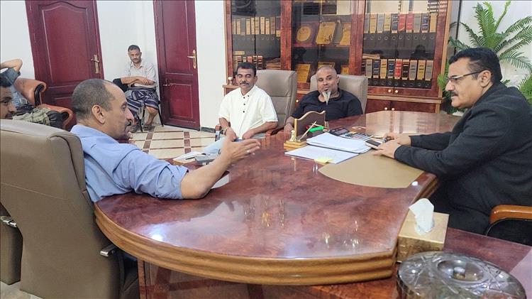 خلال لقائه بمدير عام المؤسسة المحلية للمياه والصرف الصحي..مدير عام المنصورة يؤكد الحرص على معالجة قضايا الصرف الصحي بالمديرية