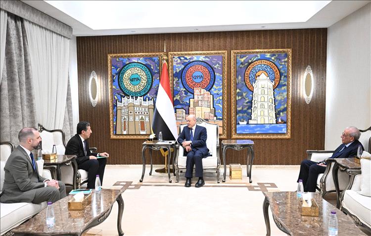 رئيس مجلس القيادة لوفد من المعهد الاوروبي للسلام: التعامل مع الحوثيين كفاعل طبيعي هو خطأ بنيوي يهدد باستدامة الحروب والمعاناة