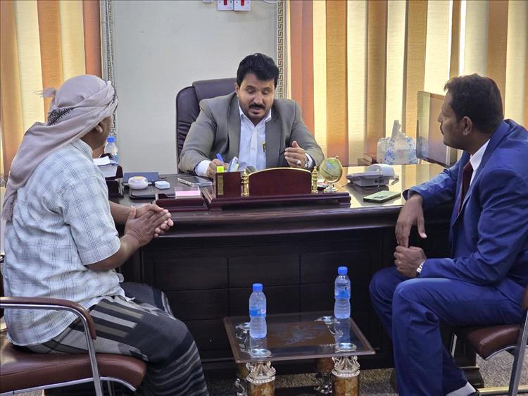 خلال لقاء العساني بمدير عام مديرية غيل بن يمين 
بحث سبل تطوير قطاع الاتصالات وتحسين الخدمات بالمديرية