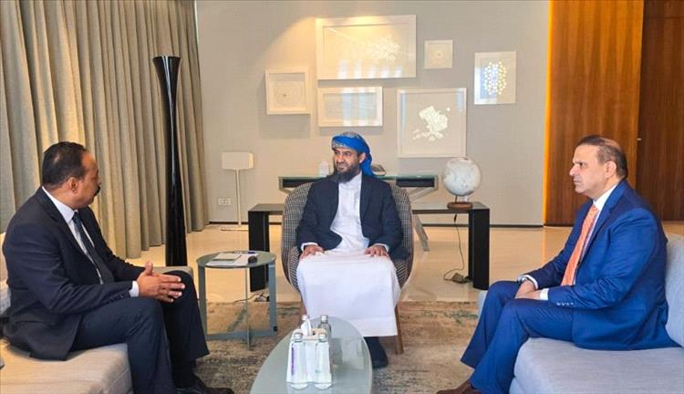 عضو مجلس القيادة المحرّمي يؤكد على أولوية تطوير شبكة الطرق والبنية التحتية