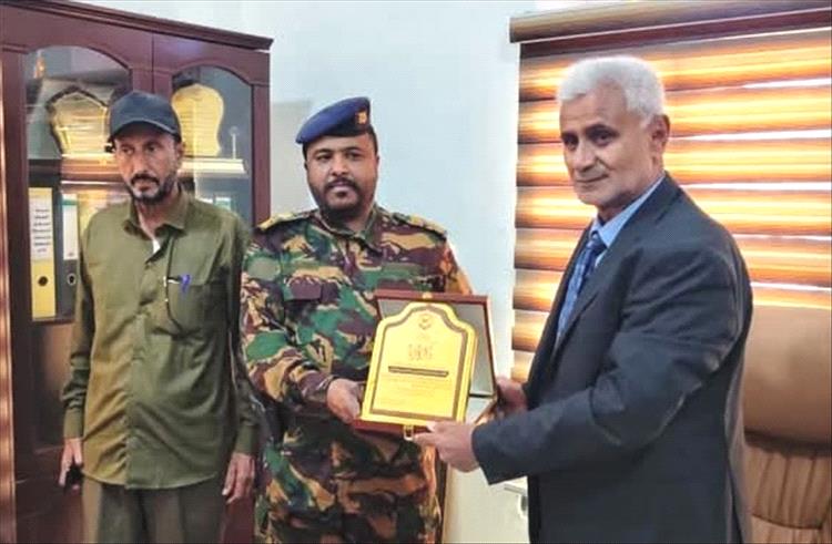 مدير عام جمرك ميناء شحن البري يكرم نائب مدير أمن المنفذ
