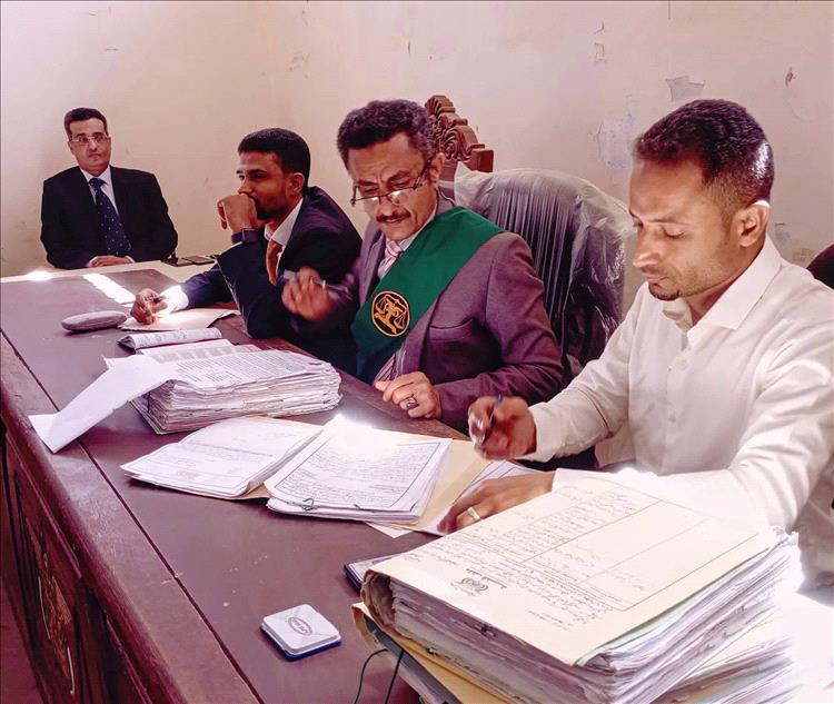 المحكمة الجزائية الابتدائية المتخصصة بتعز تعقد أولى جلساتها للنظر في قضايا جنائية جسيمة بحق ستة متهمين